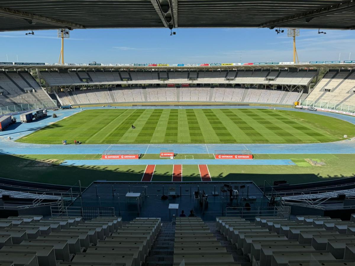 Imagen Así está el césped del Estadio Kempes a horas del Superclásico.