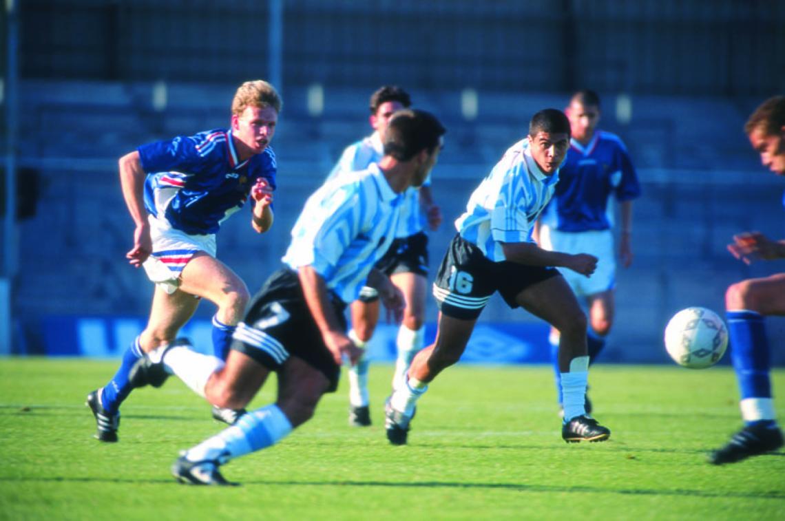 Imagen Con la camiseta de la Selección Argentina ante Francia intentando habilitar a Martín Cardetti.