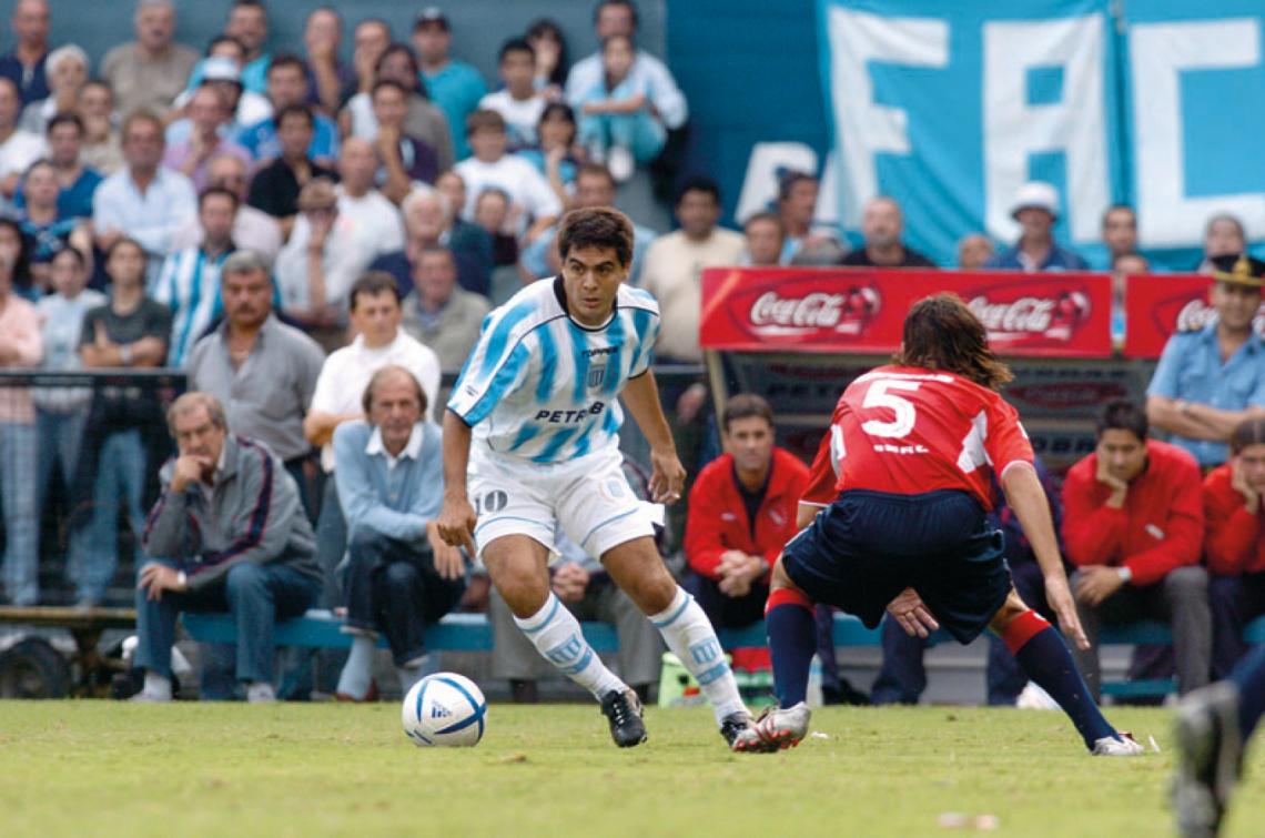Imagen EN RACING estuvo dos ciclos y se ganó el cariño de la gente. Lo mira Menotti, su entrenador preferido.