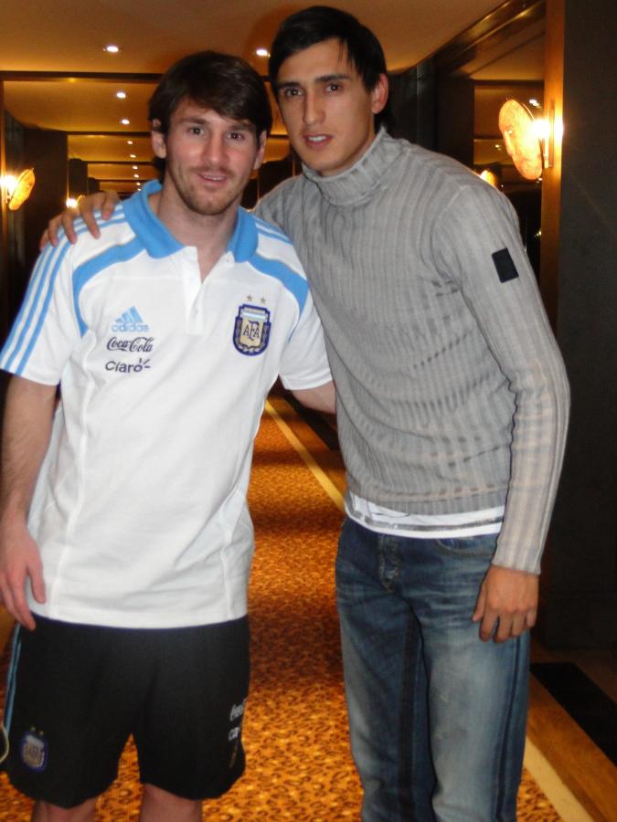 Imagen SE ACERCO a Suiza a ver un partido de la Selección y sacarse una foto con Messi.