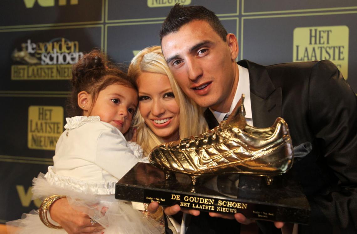 Imagen MATIAS, su mujer Magalí y su hija Halona con el botín de oro.