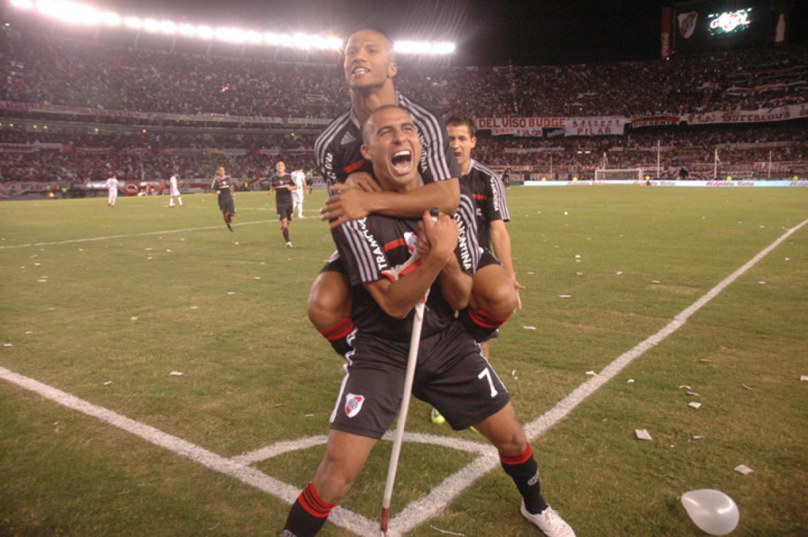 Imagen FELICIDAD. Trezeguet celebra el trascendental gol a Instituto, con el uruguayo Sánchez como mochila y un Monumental a pleno.