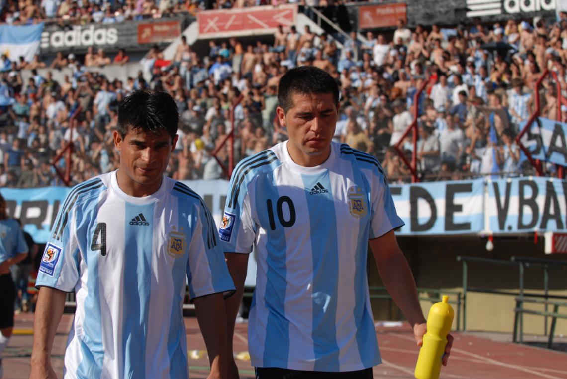 Imagen Riquelme en la Selección Argentina, secundado por Hugo Ibarra. 