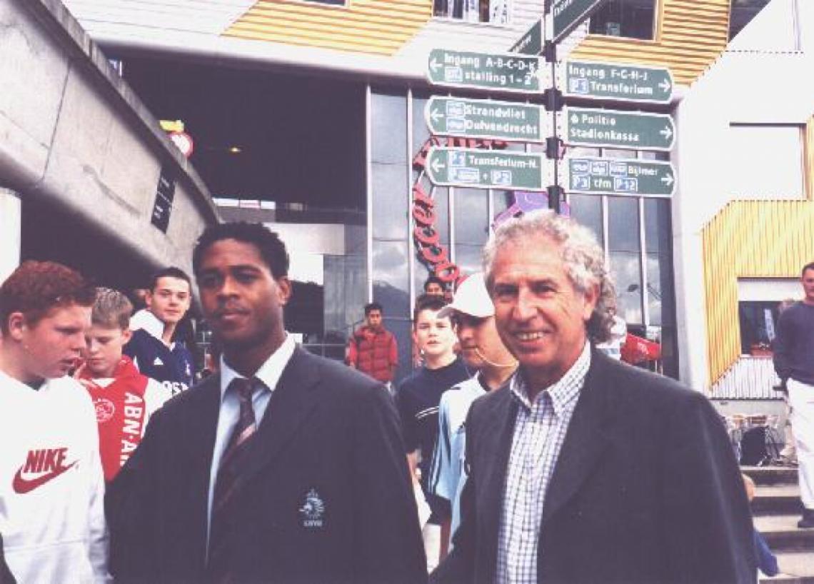 Imagen PATRICK KLUIVERT, producto genuino de la cantera del Ajax, uno de los tantos jugadores con quien Chavero aún hoy intercambia mails. "Es un enamorado de Riquelme", asegura el argentino..