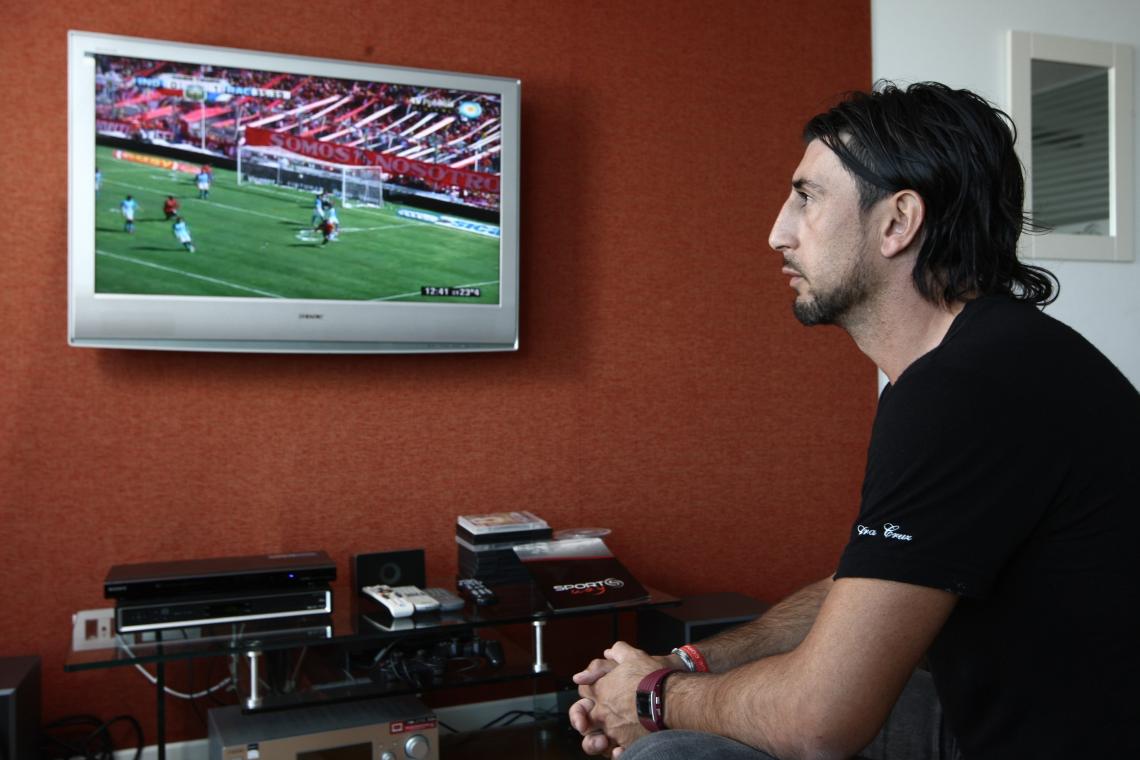 MIRANDO EL CLASICO DE AVELLANEDA, un recuerdo imborrable. Le tocó dirigirlo por primera vez en el actual torneo Clausura. Independiente derrotó a Racing 4 a 1.