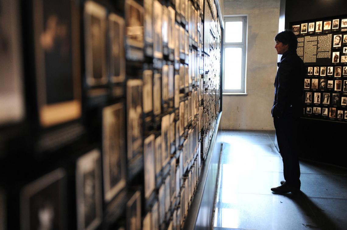 Imagen LOW, contempla las imágenes que fueron encontradas en Birkenau y se exhiben en el edificio llamado "die zentrale Sauna" (AFP).