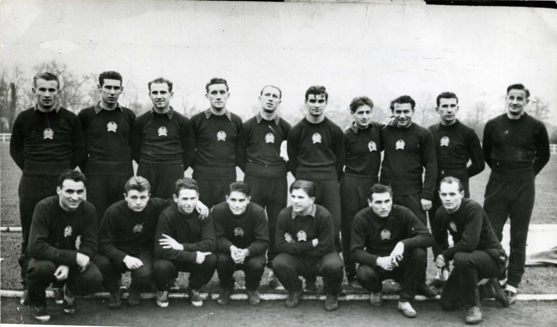 Imagen LOS MAGIARES MAGICOS lograron lo que niguna selección no británica había conseguido: ganarle a Inglaterra en Wembley. En noviembre de 1953,  vencieron a los locales por 6 a 3. En la revancha, un año después disputada en Budapest, terminó 7 a 1. 