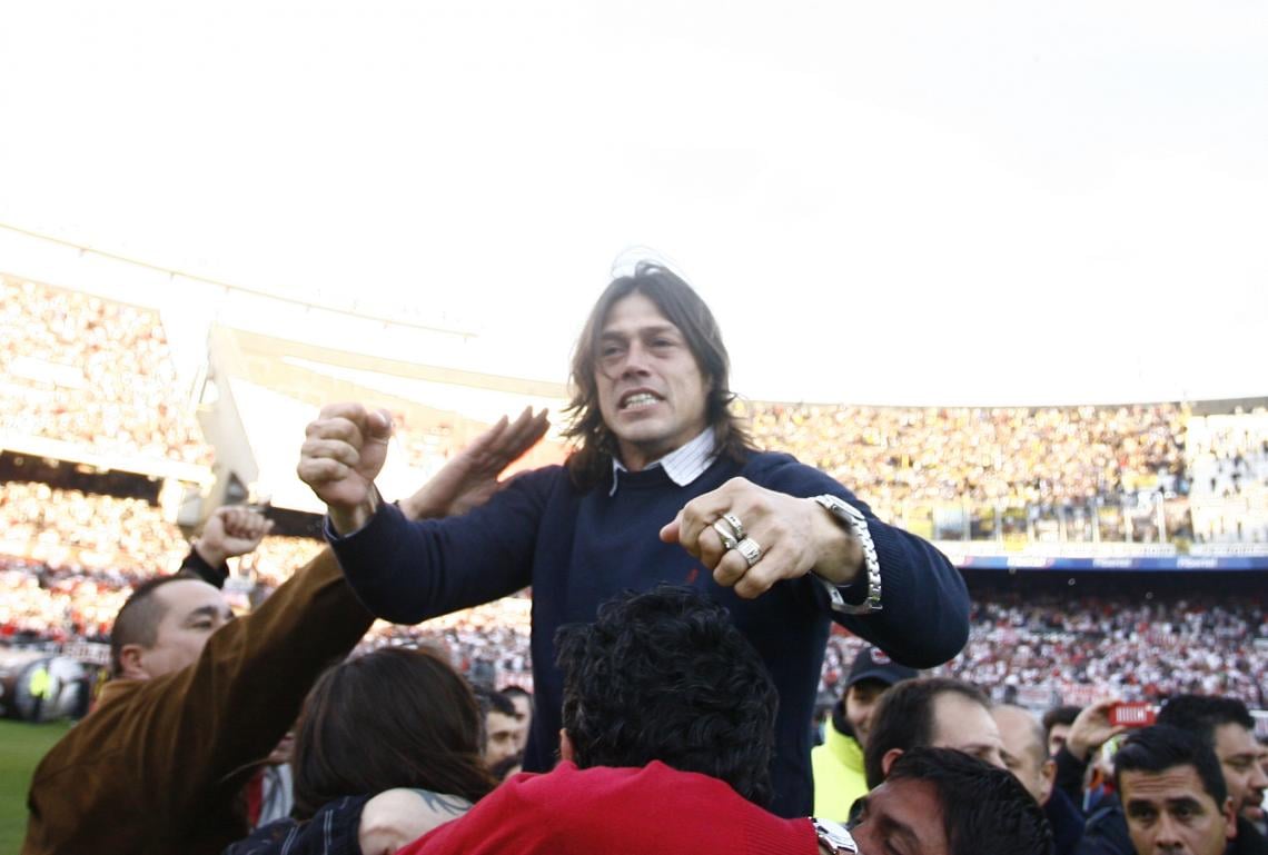 Imagen Almeyda logró dos ascensos y se ganó el corazón de los hinchas de Banfield.