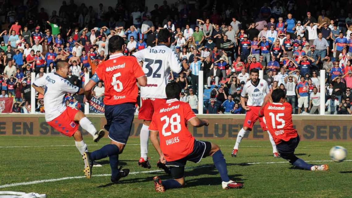 Imagen EL GOL DE LUNA. Tigre se ponía 1-0 y en ese momento, era campeón. Luego, terminó empatando 2-2 y al menos zafó de la Promoción (Foto: Jorge Dominelli)