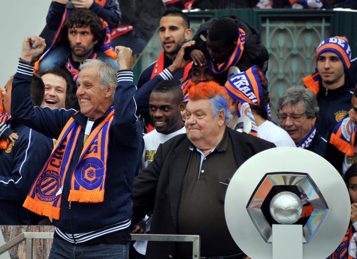 Imagen LA CRESTA DEL presidente Nicollin, junto al técnico René Girard, en las celebraciones