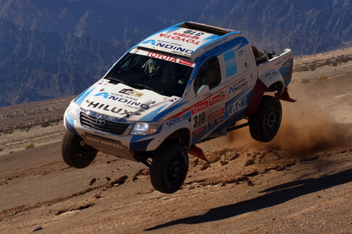 Imagen INTREPIDO vuelo de la camioneta que conduce Lucio Alvarez en el último Dakar.