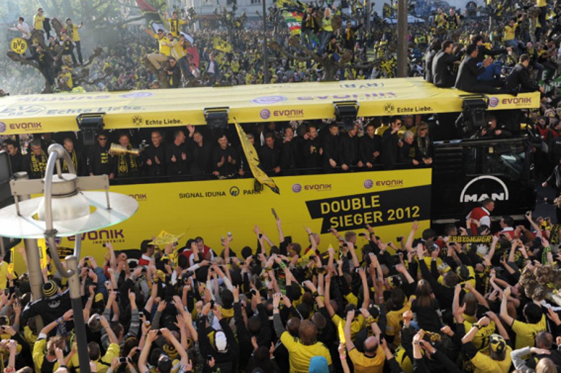 Los festejos del doblete histórico de 2012: campeones de Bundesliga y la Copa de Alemania, ambas contra el Bayern Munich.