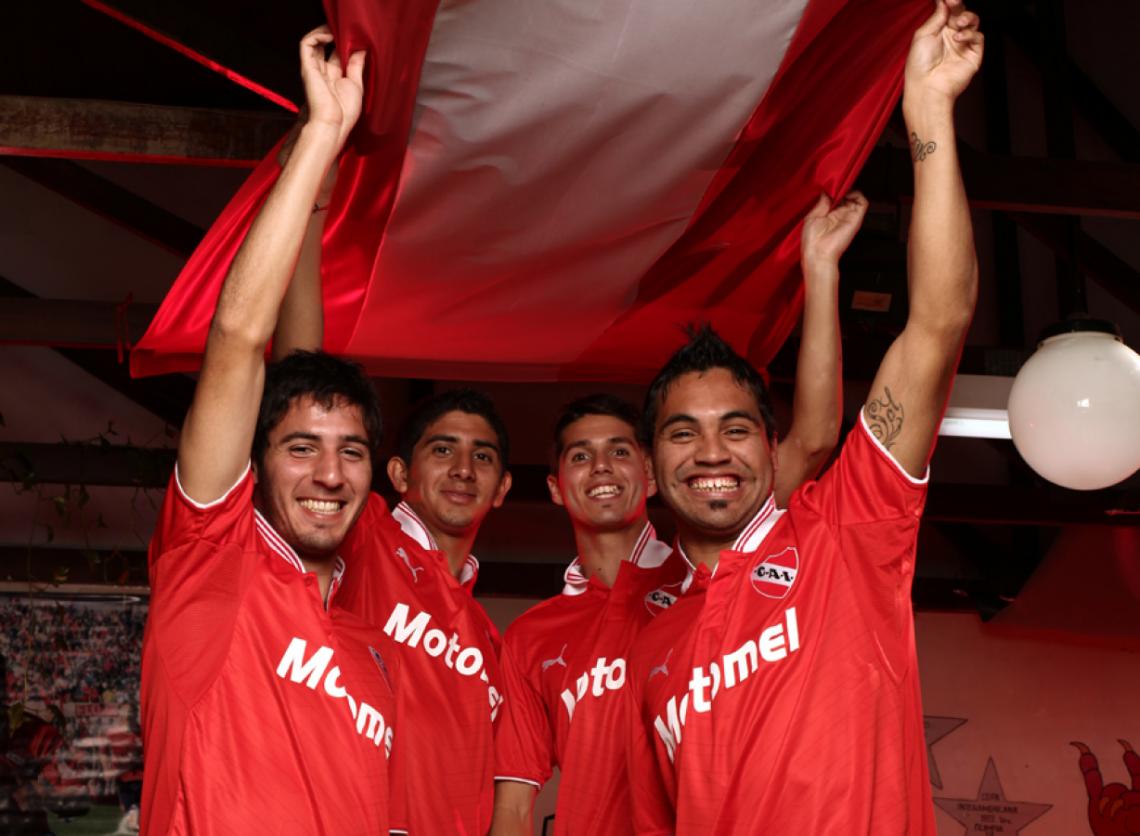 COMO EN la popular, Vidal, Monserrat, Patricio Rodríguez y Velázquez sostienen la bandera del fútbol en Independiente.
