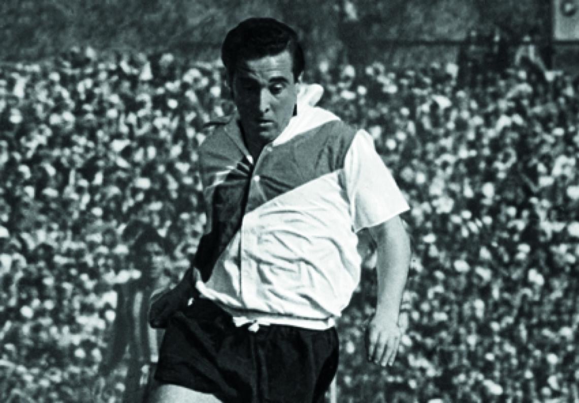 Imagen CLASICA postura de jugador talentoso. El Beto Menéndez la rompió en River.