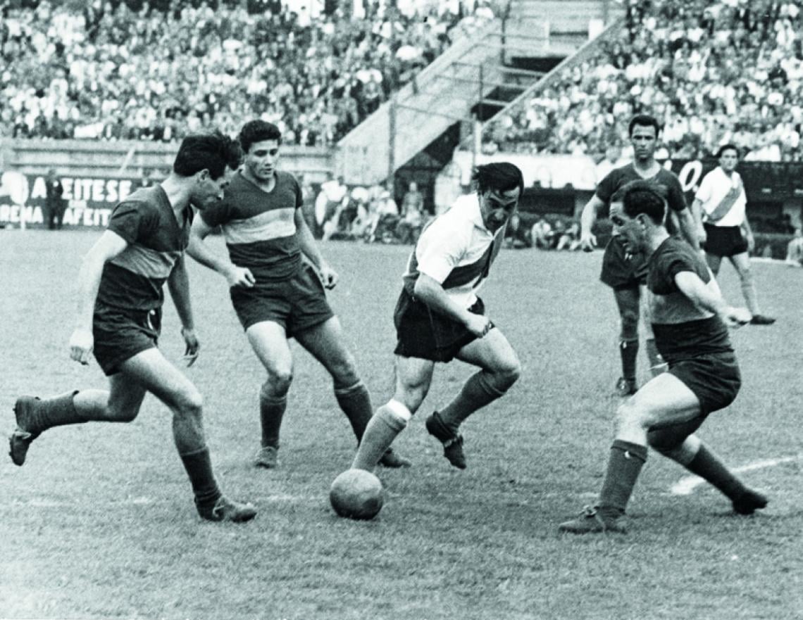 Imagen CON LA CAMISETA de River cercado por cuatro jugadores de Boca.