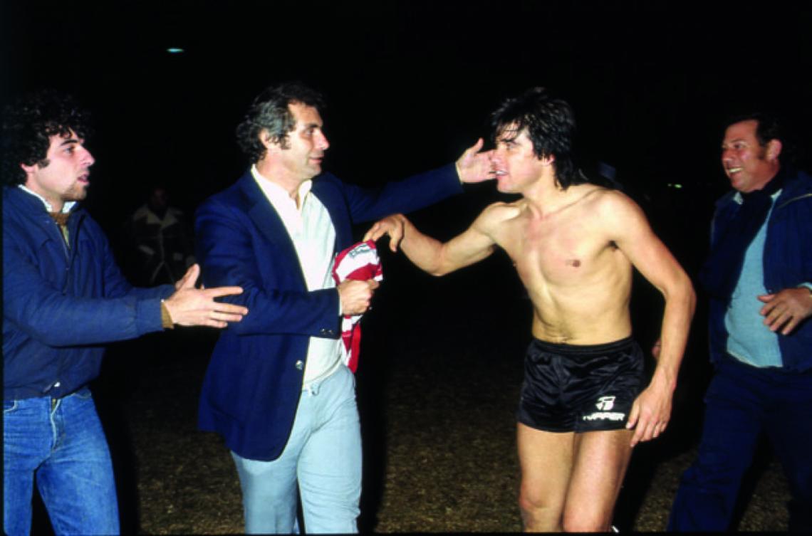 Imagen ESTUDIANTES campeón en 1983: le ofrenda su camiseta a Eduardo Luján Manera, el mejor técnico que tuvo.