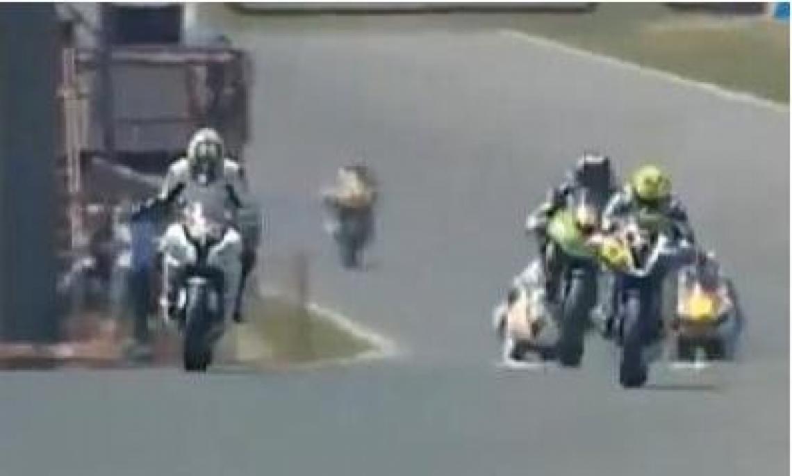 Imagen El piloto de motos italiano Ricardo Russo festejó antes de tiempo y lo pasaron todos.