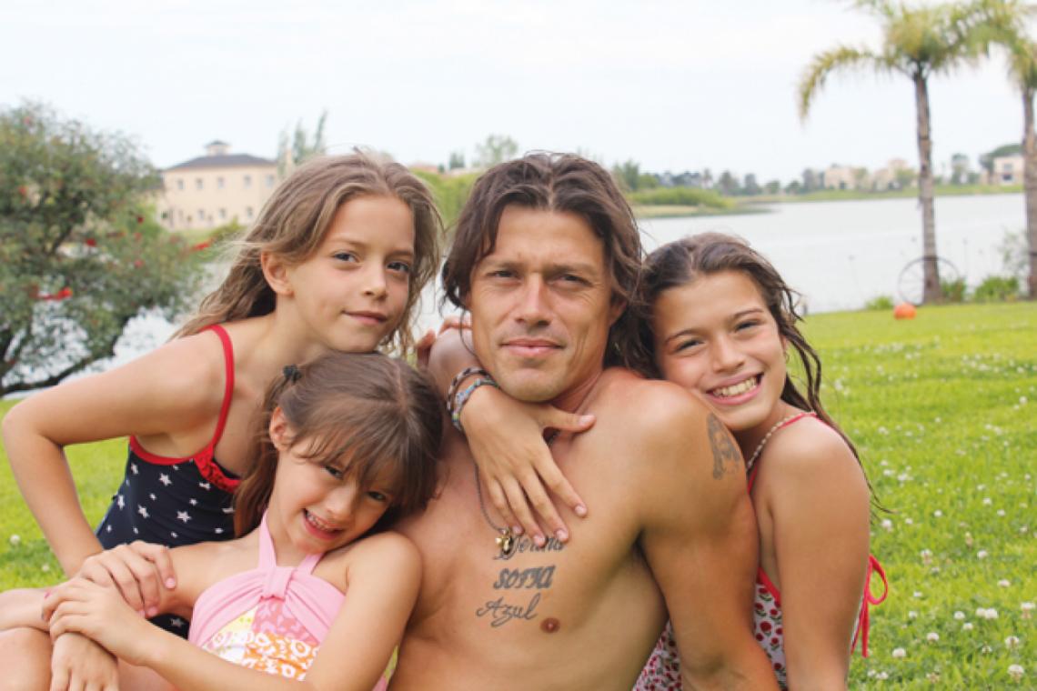 Imagen MI PAPA es un ídolo, dicen con un gesto las tres hijas de Matías. Sofía (11), a más futbolera, junto a Azul (9) y Serena (6), en su casa.