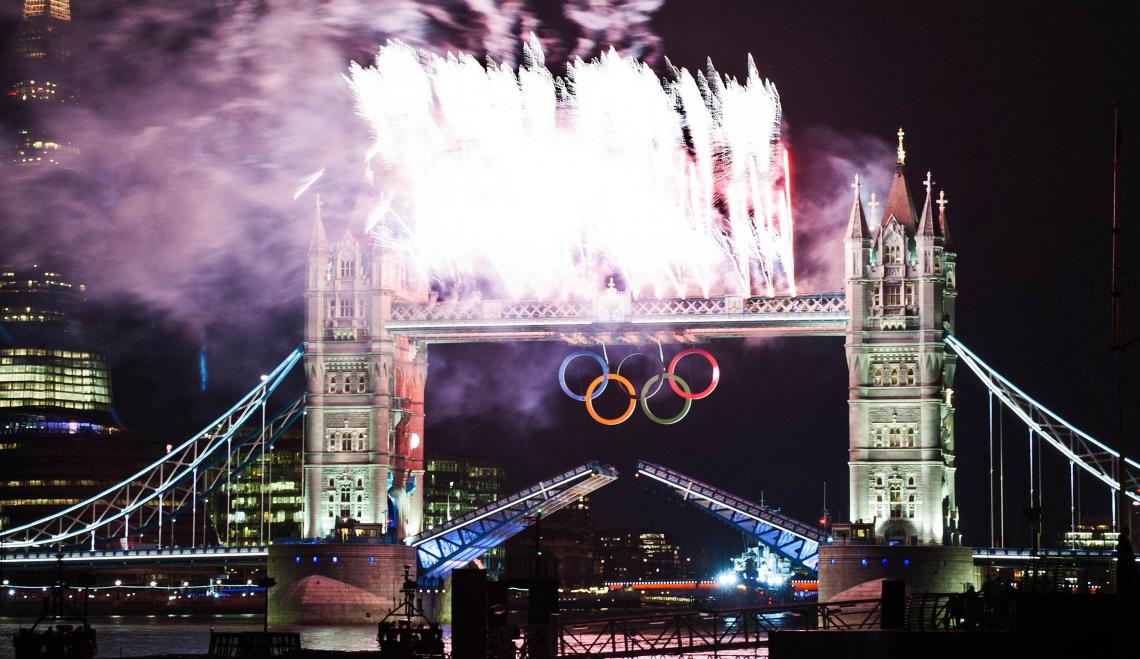 EL LONDON BRIDGE, una postal de la capital, decorado para la ocasión. La televisión alternó entre el estadio y ese hito de la historia inglesa.