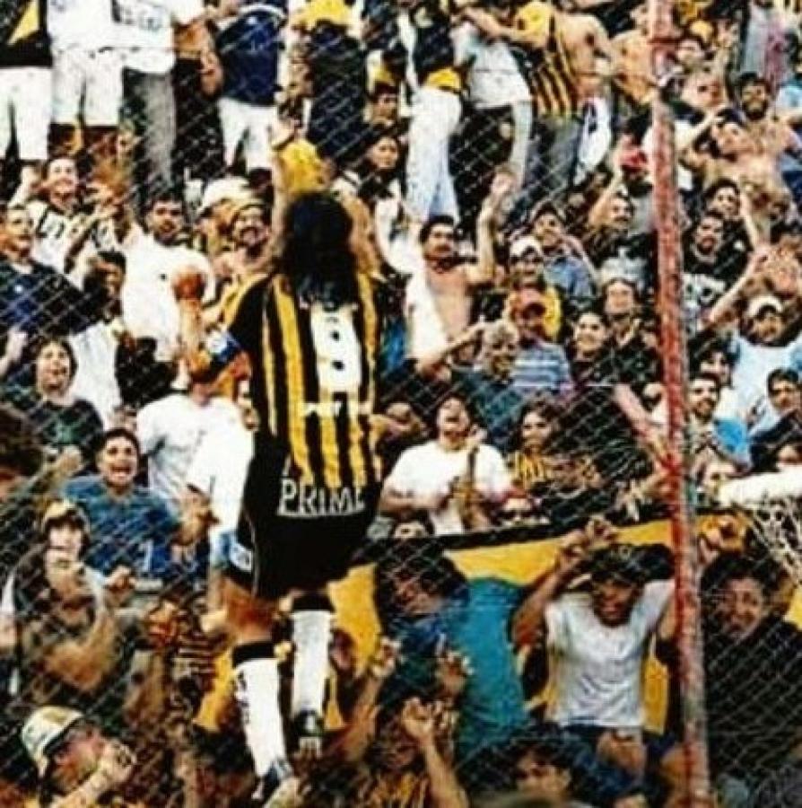 Imagen Bazán Vera: hincha fanático, goleador histórico y ahora DT de Almirante Brown.