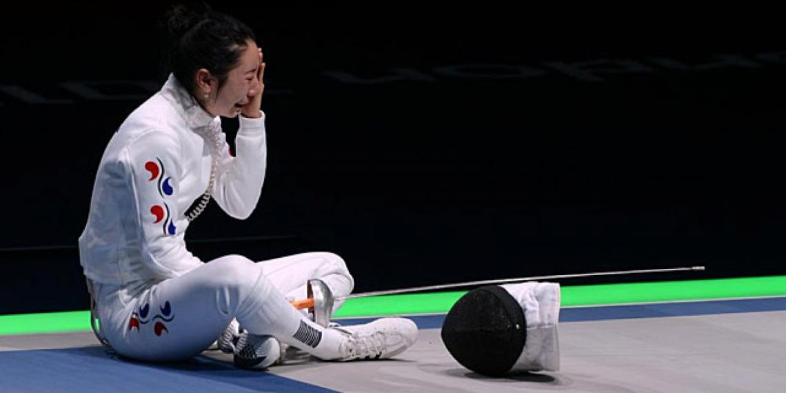 Imagen LAM SHIN perdió en semifinales de esgrima con la alemana Heidemann, favorecida por los jueces. Al termino de la pelea hizo un piquete de una hora en el escenario de combate.