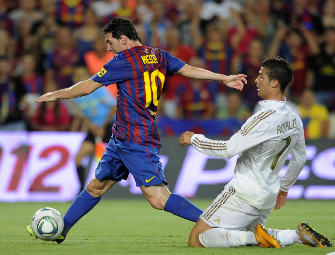 MESSI elude a Cristiano Ronaldo en un duelo Barcelona vs. Real Madrid.