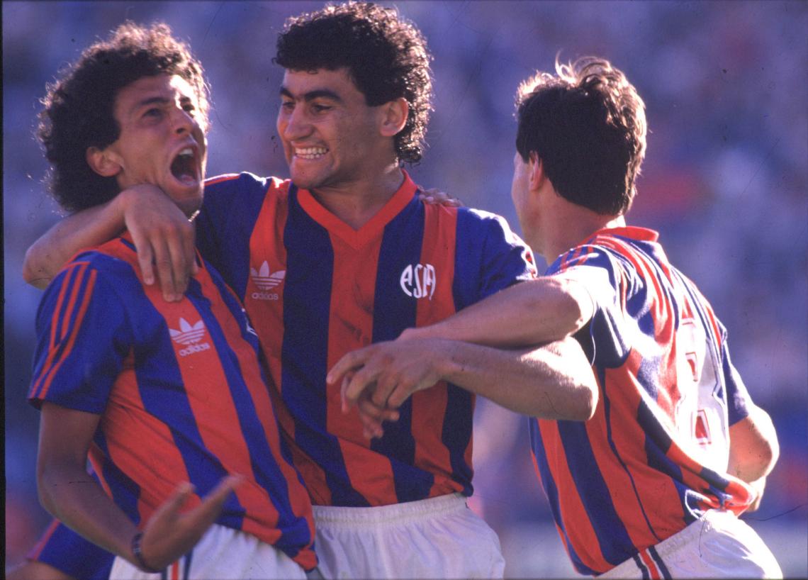 Imagen ABRAZADO con Gorosito, gran amigo y el principal socio en la cancha. Fueron compañeros en San Lorenzo, la Católica, Yokohama y la Selección.