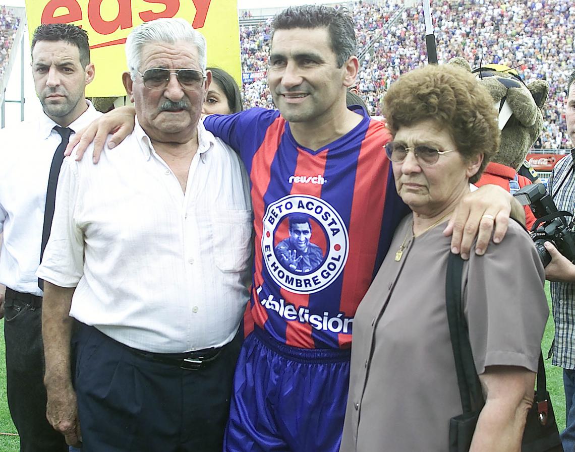 CON SUS PADRES, en el partido de despedida, diciembre de 2003.