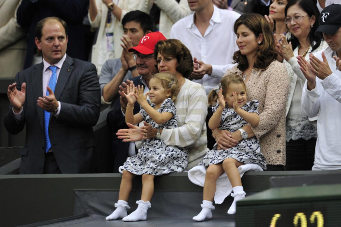 Imagen MIRKA contiene la emoción, y las mellizas Myla y Charlene aplauden a papá Roger, que acaba de ganar Wimbledon.