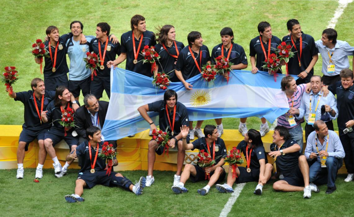 EL PODIO del oro olímpico en el 2008; Zabaleta es el primer sentado de la izquierda.
