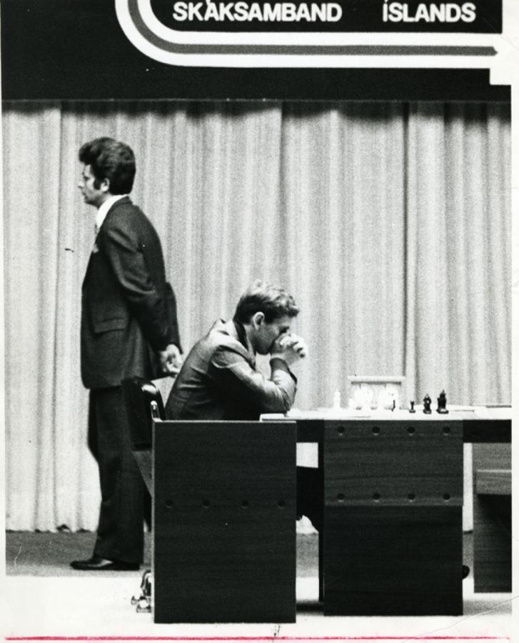 Imagen LA SERIE se extendió desde el 11 de julio hasta el 1 de septiembre de 1972. Spassky camina alrededor de la mesa. Fischer piensa para ejecutar.