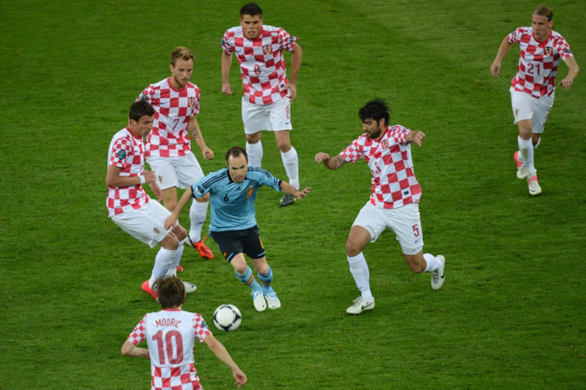 Andrés Iniesta rodeado de jugadores croatas en la Eurocopa 2012 (AFP)