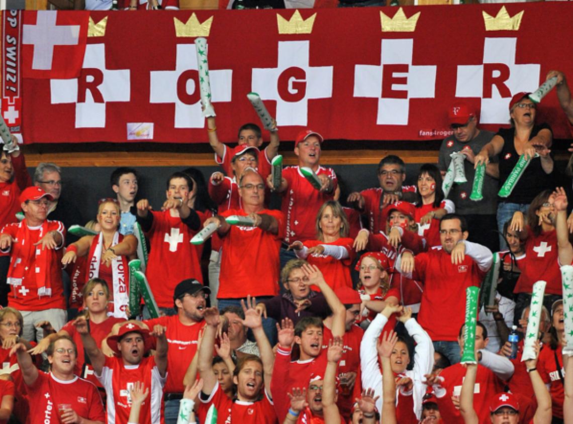 MULTITUDES de fanáticos aclaman a Roger Federer con un amor creciente.