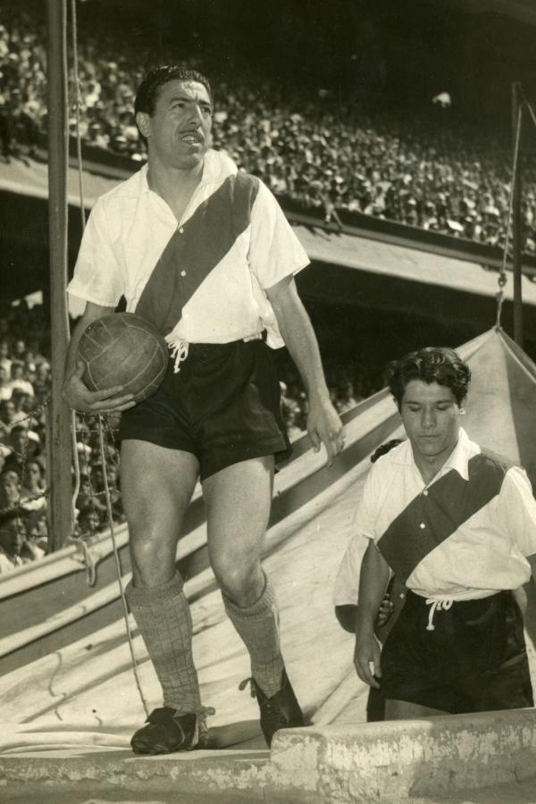 Imagen UNO DE LOS BALUARTES de La Máquina, el famoso equipo de River de principios de los 40. Como jugador ganó nueve títulos, todos con la banda roja.