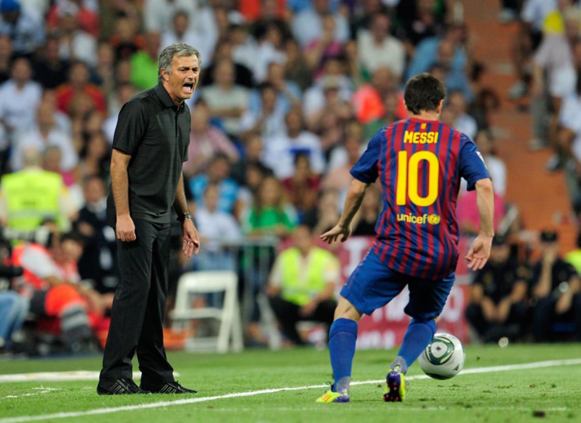 Imagen EL DIA que Mourinho perdió la paciencia con Messi. Le gritó, le hizo gestos y lo único que logró fue el ridículo.