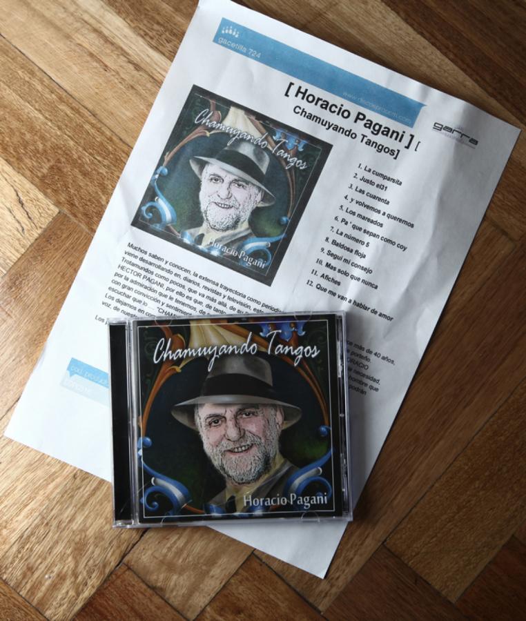 Imagen EL CD con su recitado de tangos. Escucha esa música desde muy chico.