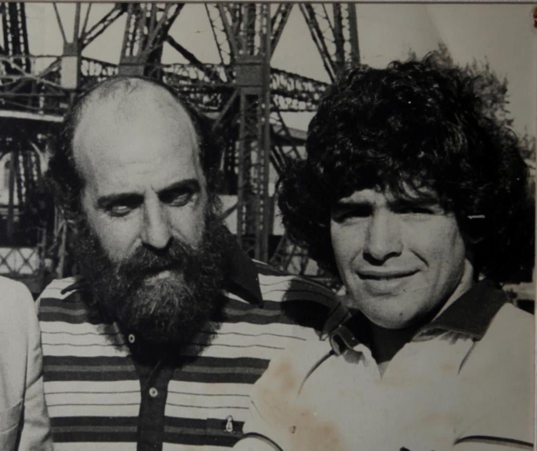 Imagen CON DIEGO MARADONA y el Riachuelo de fondo.