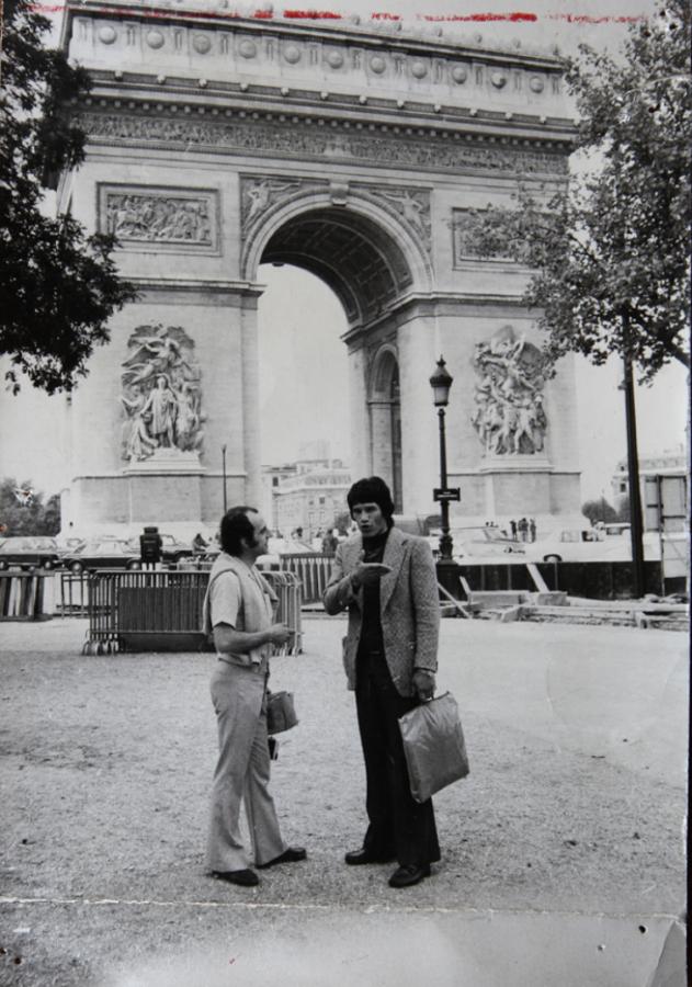 Imagen CARLOS MONZON, entrevistado frente al Arco del Triunfo. Pagani asegura que estuvo más en París que en Montevideo.