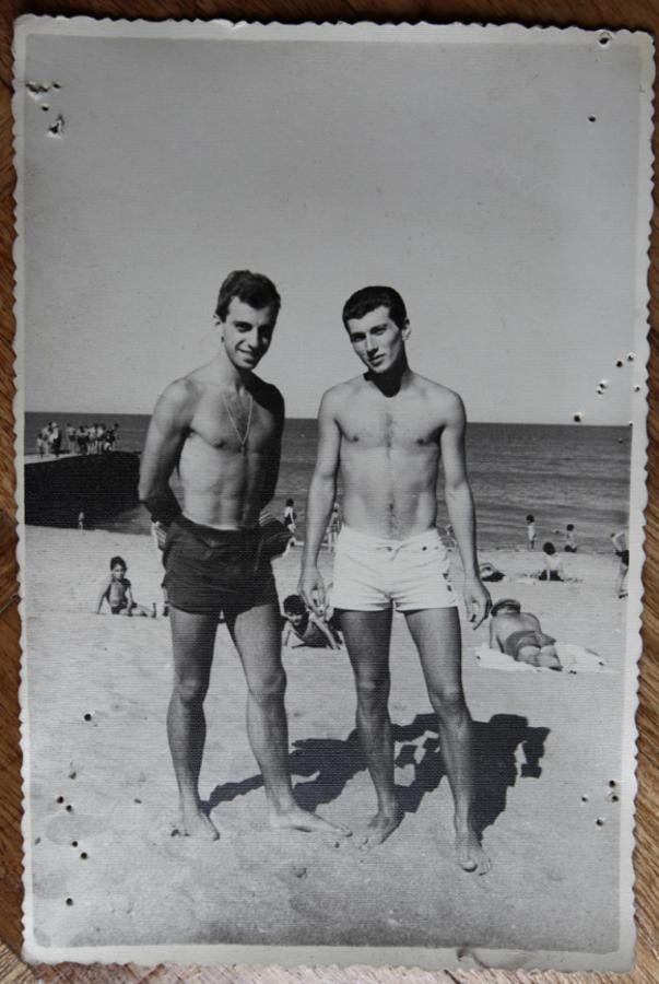 Imagen IMPOSIBLE reconocerlo: con pelo y sin barba. El de la izquierda, mostrando un cuerpo bien moldeado y traje de baño bastante atrevido para la época, junto a Antonio Lamas, un amigo de la infancia.
