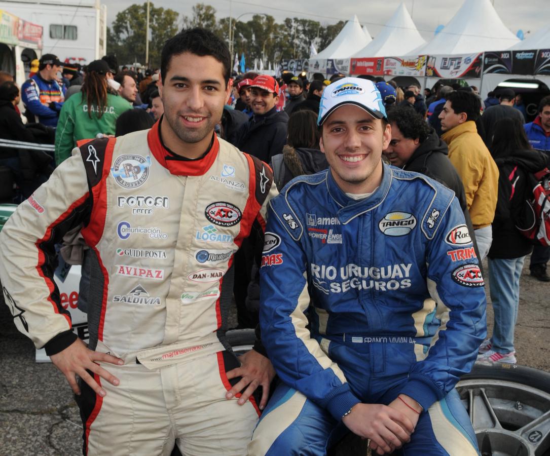 Imagen CRECER COMO RIVALES: Franco Vivian (der) y Martín Serrano (izq) compiten desde chicos en karting, fórmulas y ahora continúan en TC Pista.
