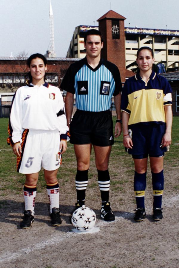 Imagen OTRO TIEMPO: en un partido de fútbol femenino.