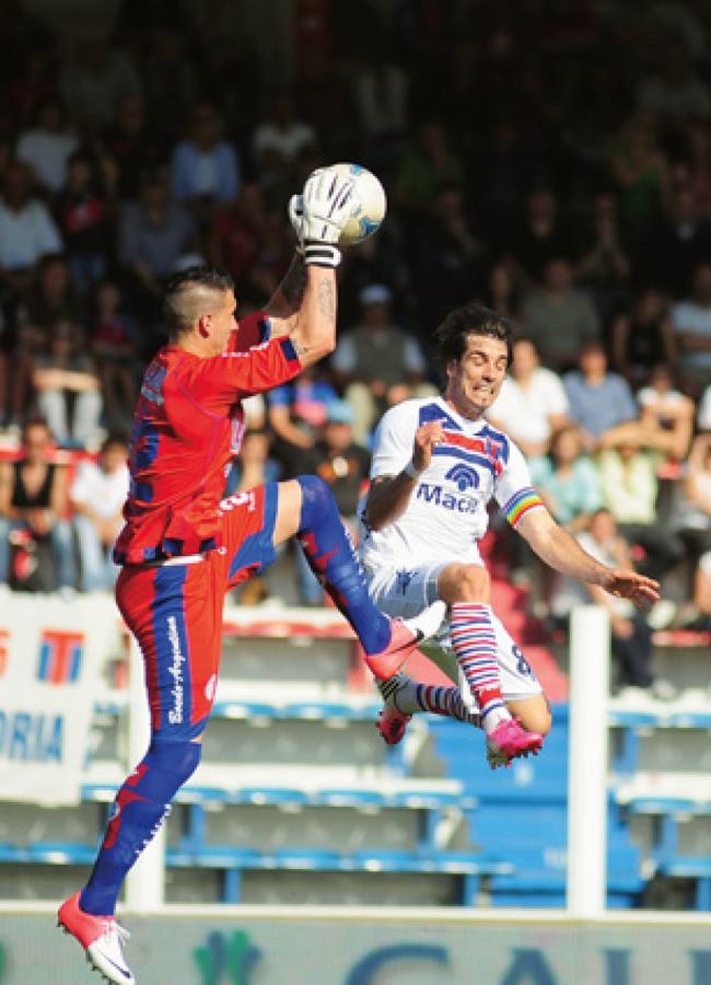 Imagen SE JUEGA la vida en la salida, aquí frente a Galmarini, de Tigre. Fue clave para evitar el descenso.