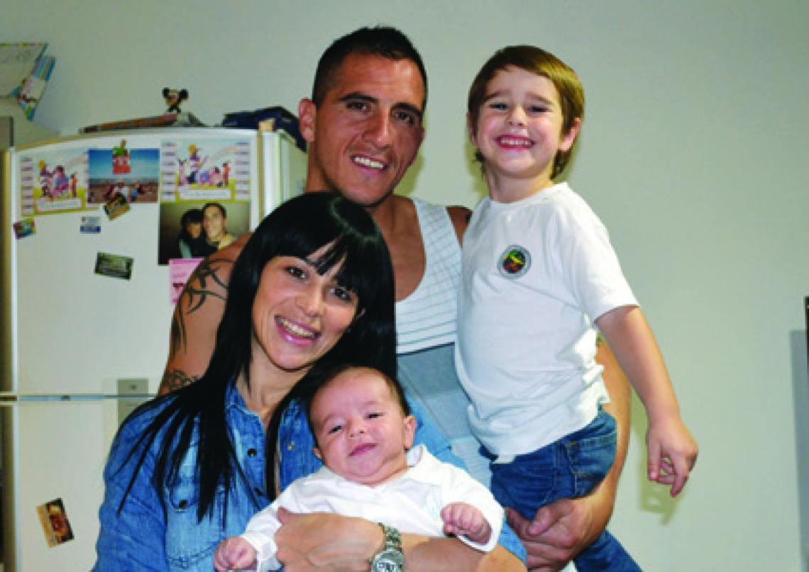 Imagen LA FAMILIA Migliore. Junto a Santino, el pequeño Vito y su mujer, Natalia.
