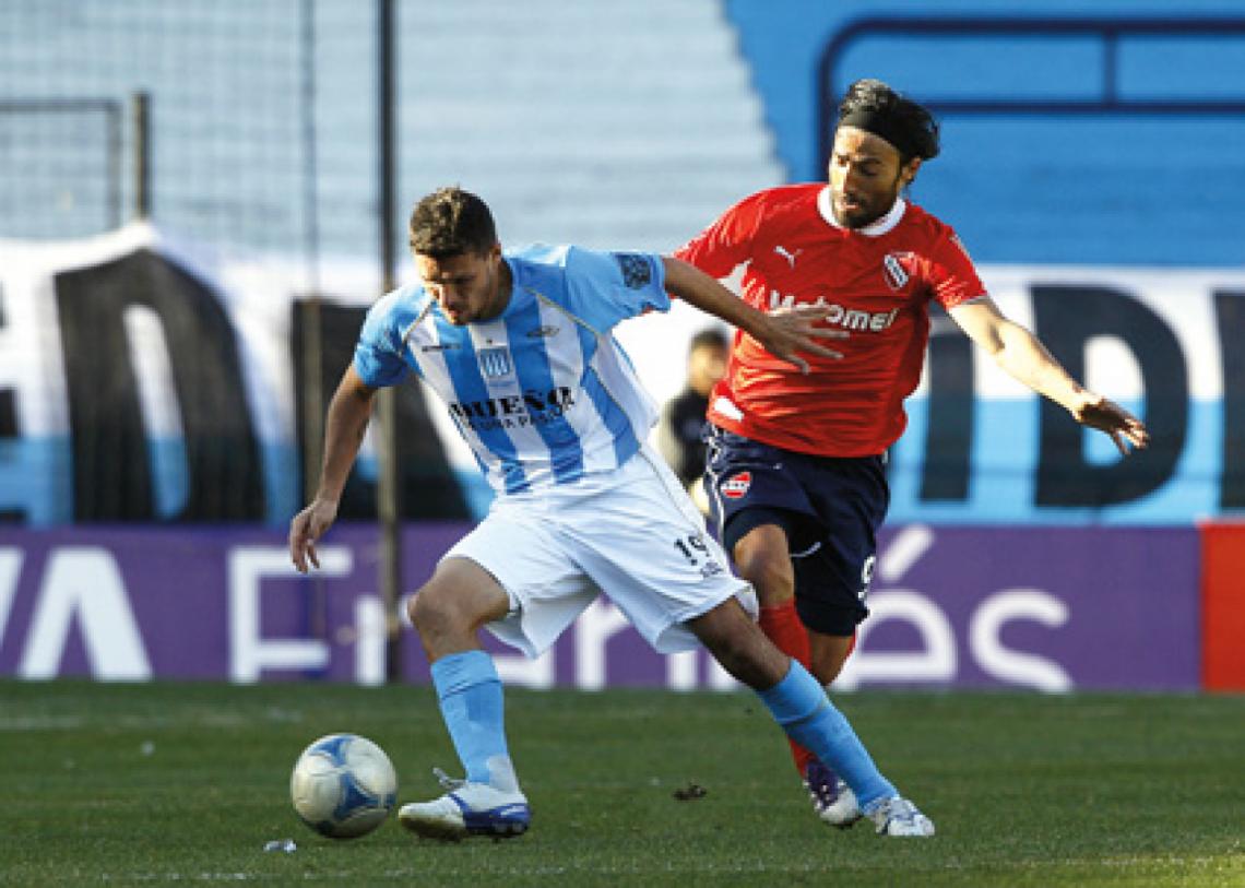 Imagen EL CAZADOR perseguido por la presa. Farías corriendo a Ortiz en el último clásico de Avellaneda.