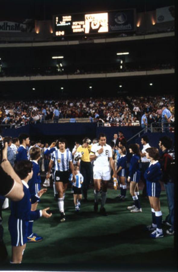 Imagen LOS CAPITANES Passarella y Chinaglia salen a la cancha en el partido entre Cosmos y la Selección Argentina de 1979.