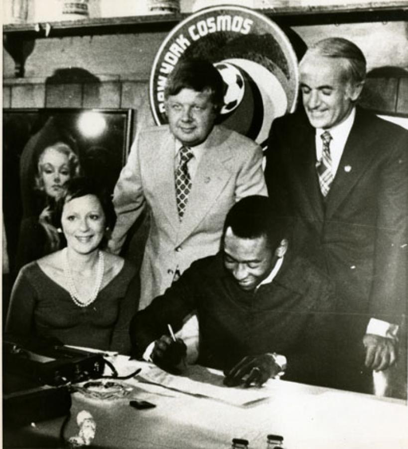 Imagen DIA CLAVE en la primera era: Pelé firma el contrato junto a su mujer Rosemarie.