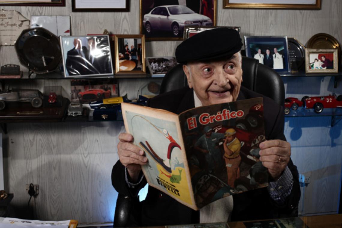 UN LINDO recuerdo. A los 90 José Froilán González repasa El Gráfico del 19 de febrero de 1954, con él mismo en tapa.