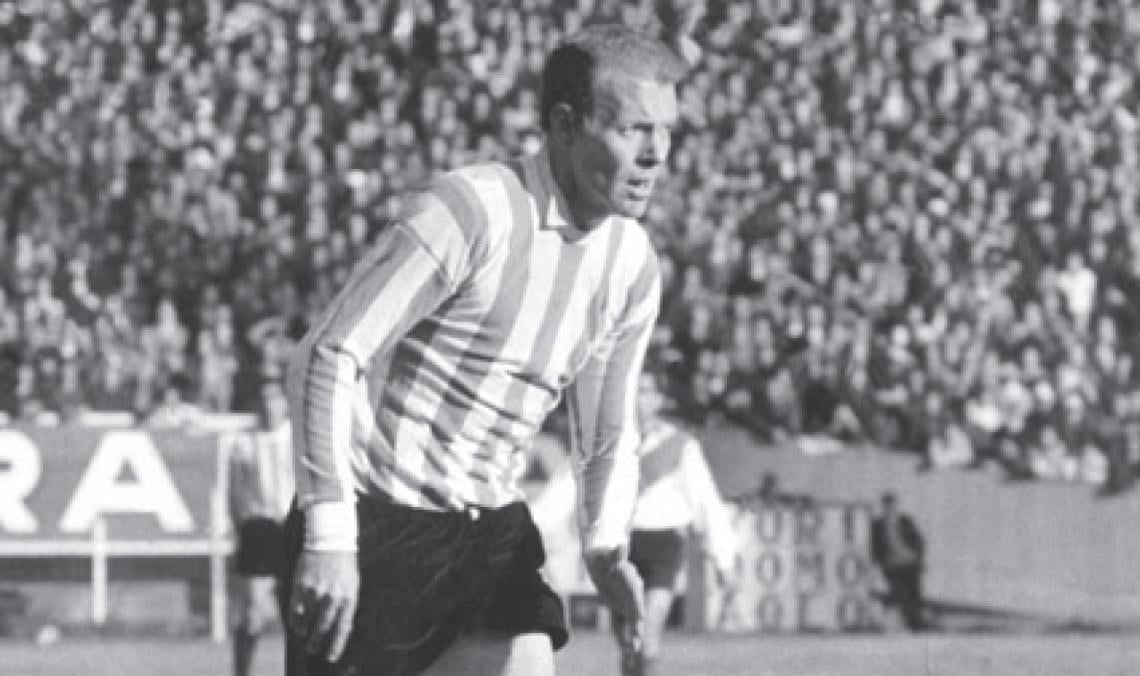ELEGANTE. Sacchi, símbolo del fútbol bien jugado, con la camiseta de Racing.
