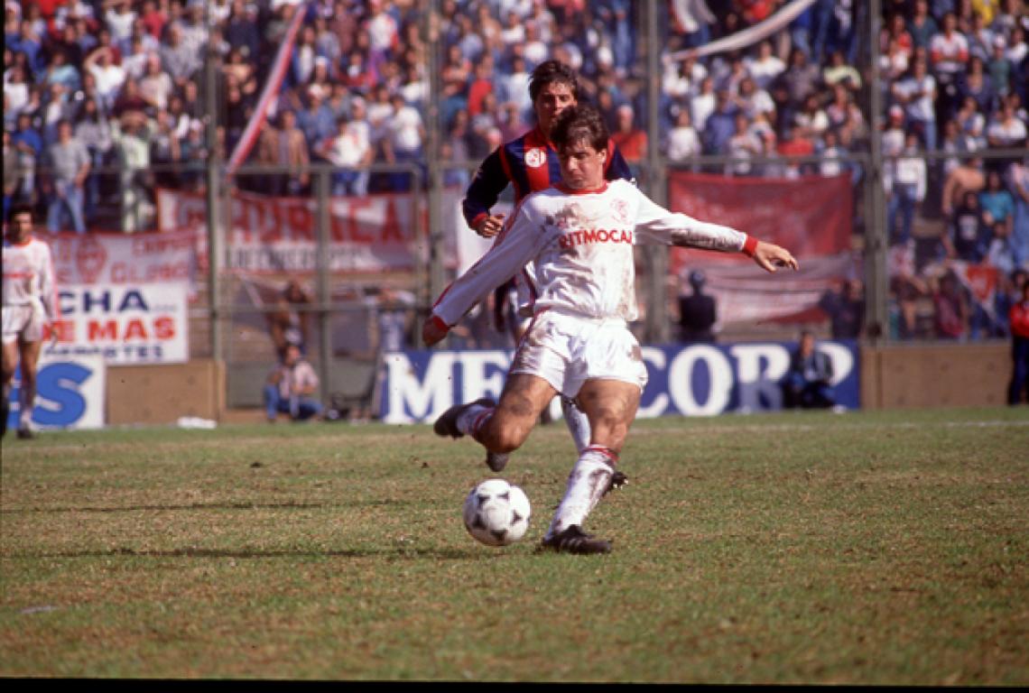 Imagen WALTER Fabián jugó en Huracán, donde ascendió en la temporada 89/90. 