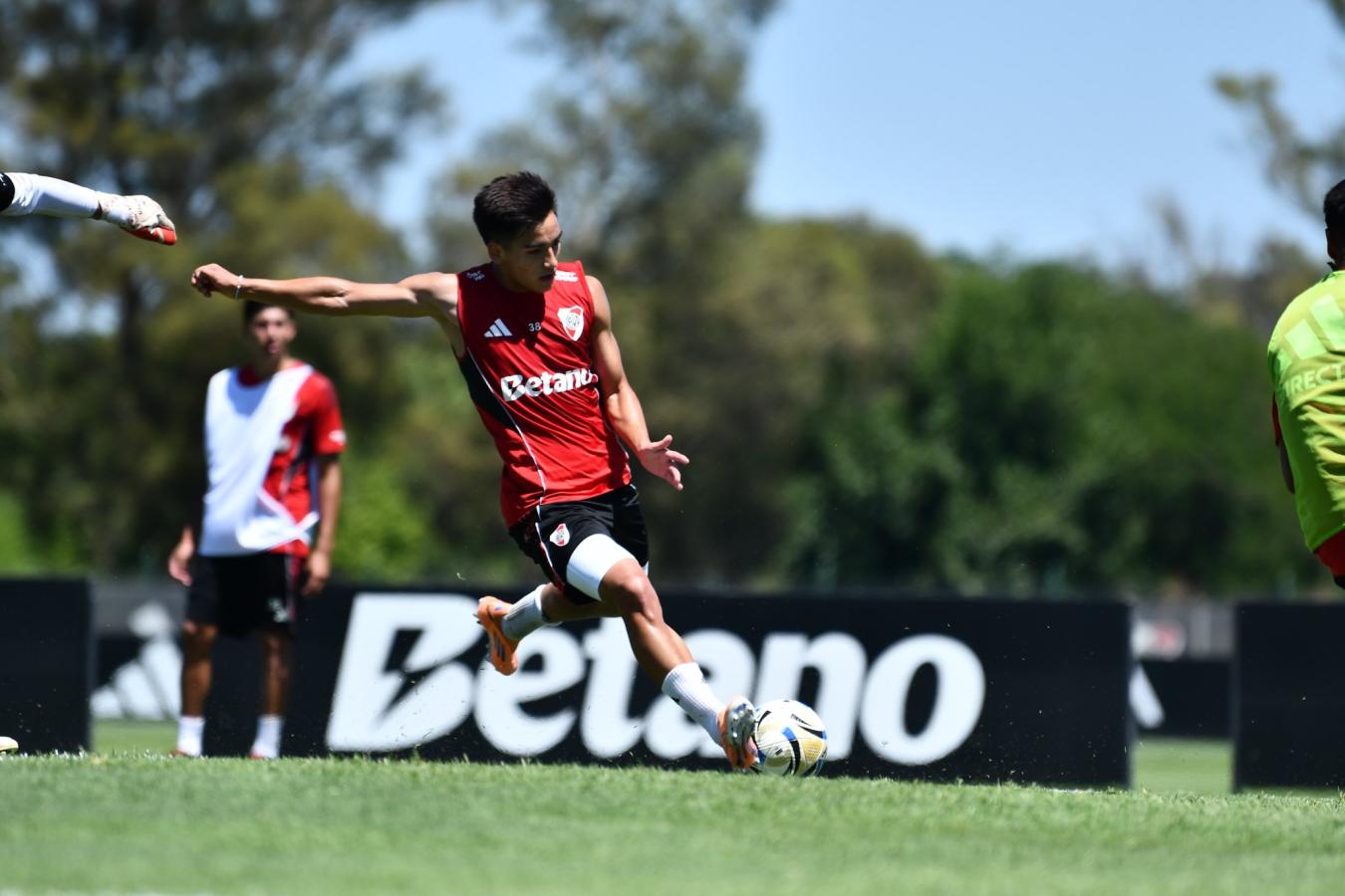 Imagen Subiabre sumó minutos de calidad en la pretemporada y pasó a ser muy considerado por Gallardo.